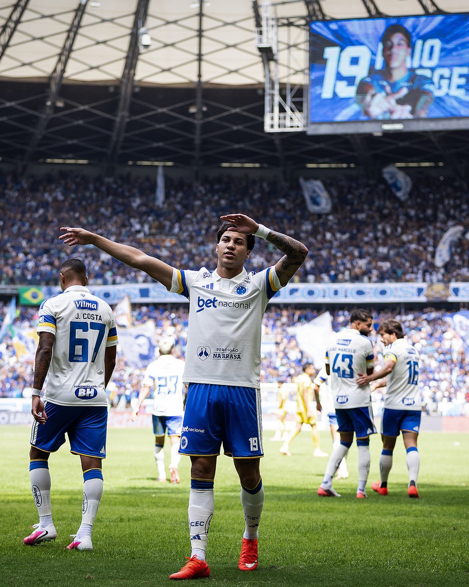 Cruzeiro's tweet photo. Boa noite com mais três pontos no Brasileirão, Nação! 3️⃣😴💙

📸 @ggaleixo / Cruzeiro https://t.co/DMIvmfhhjz