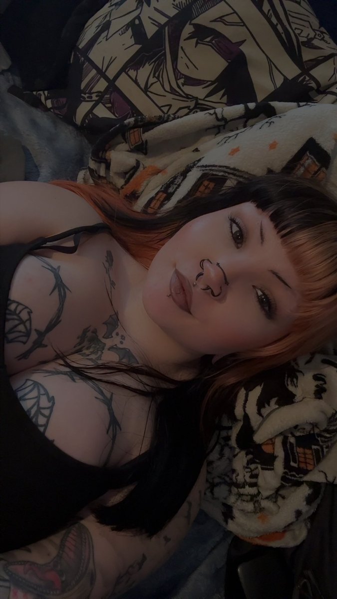 mulletsenpai's tweet photo. Not new to nsfw but new pinned🥰
Looking for moots🖤
🦇Subby puppy
🦇she/her, bi
🦇 26
🦇5’2
🦇hard &amp; soft kinks
🦇anime, horror, book nerd, introvert 
🦇dms open to moots only
🦇MDNI 
✨Like &amp; rt to be moots✨ https://t.co/oISG1zr8el