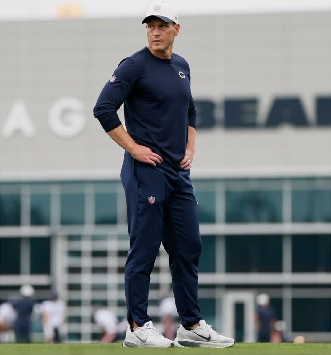 bearszn's tweet photo. Sam Roush caught Ben Johnson sleeping in his office at Halas Hall and the story is hilarious: 

“I was here over the summer. I was lifting at 8 a.m. and Ben walks in and he’s got bed head. I look at him and I was like, ‘You slept in the facility last night, didn’t you?’ And he was like, ‘Don’t ask those types of questions.’ It was the middle of June. Nobody even has to be here and he’s sleeping in his office grinding away.”

Ben was sleeping in his office while the rest of the league was on vacation. Truly a football psycho 😭

via @CHGO_Bears
