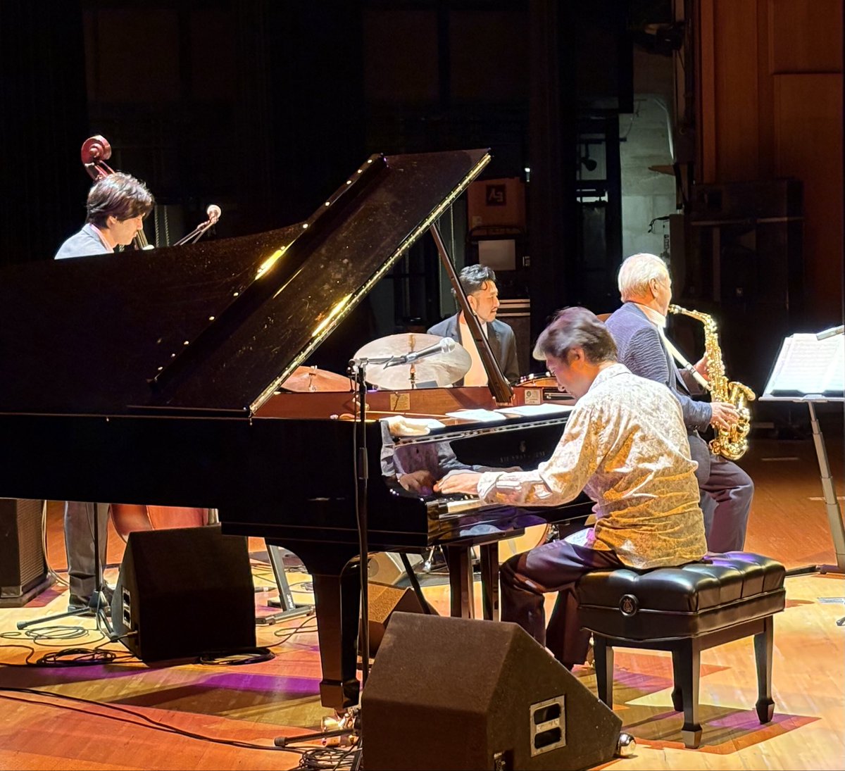 Sadao_Watanabe's tweet photo. 8月ツアー2日目は #上尾市文化センター へ🎷

いつもとちょっと違うスタイルで登場して
皆さんを驚かせてしまいましたが、
いたって元気ですので、どうぞご心配なく！

温かいご声援と大きな拍手を
ありがとうございました！

明日は沼津へ向かいます

#渡辺貞夫
#小野塚晃
#三嶋大輝
#竹村一哲 https://t.co/IFOMQXTkDt