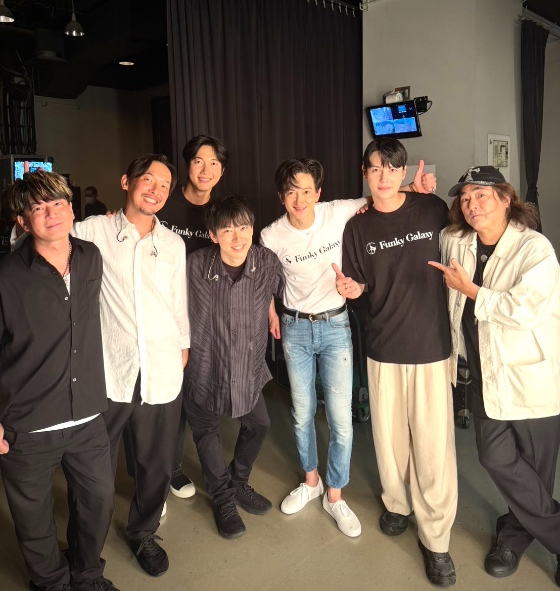 manabu_abe's tweet photo. 終演後にFunky Galaxyのメンバー、そしてバンドメンバーで😉
 #FunkyGalaxy https://t.co/bUcxcLdCMs