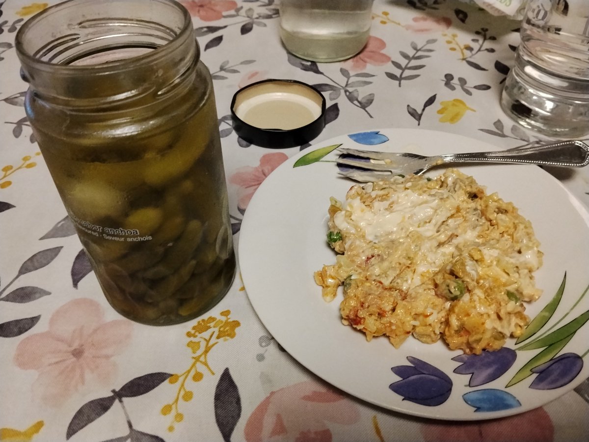 loquitadelpusey's tweet photo. Después de un largo día en barra me toca comerme 5084 pepinillos, salud!
No se que es lo otro pero está fresquito https://t.co/FIGvBRHNt9