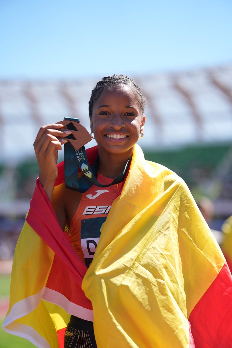 atletismoRFEA's tweet photo. NUESTRA SUPERESTRELLA 🌟

Ana Estrella de León es tercera🥉del mundo Sub-20

📏13.58m

Poker de medallas para el triple de #EspañaAtletismo 
🥇 @apeleteirob Barcelona 2012
🥈 @tsybsl Nairobi 2021
🥉 @ana_estrella._  Oregón 2026

#EspañaAtletismo #PasiónPorCompetir

📊 https://t.co/YkvsSVE0WY
📺 @eurovisionsport
📸  https://t.co/vSenISp6Qt