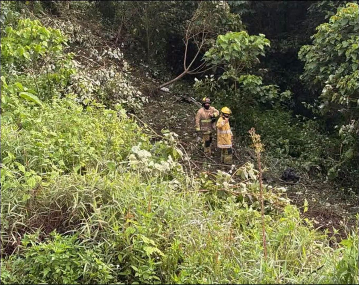 JCarlos_Valerio's tweet photo. 🚨 ¡ATENCIÓN, AUTOMOVILISTAS! Permanece cerrada en ambos sentidos la autopista #México-#Tuxpan, a la altura del km 137, en #Huauchinango, #Puebla.

El cierre se debe a la volcadura de una pipa con gas LP que presentó una fuga. ⚠️

Autoridades mantienen un perímetro de seguridad de un kilómetro. Evita la zona y toma vías alternas.