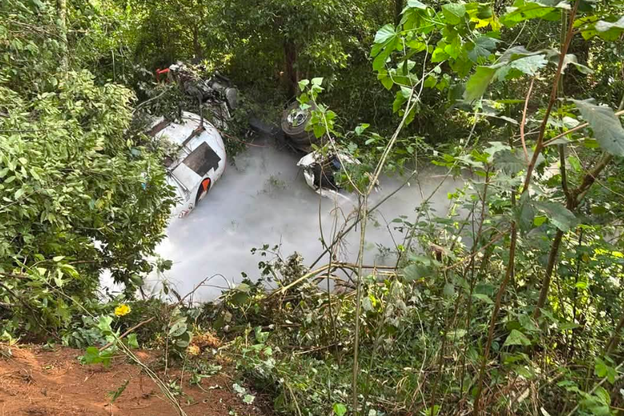 JCarlos_Valerio's tweet photo. 🚨 ¡ATENCIÓN, AUTOMOVILISTAS! Permanece cerrada en ambos sentidos la autopista #México-#Tuxpan, a la altura del km 137, en #Huauchinango, #Puebla.

El cierre se debe a la volcadura de una pipa con gas LP que presentó una fuga. ⚠️

Autoridades mantienen un perímetro de seguridad de un kilómetro. Evita la zona y toma vías alternas.