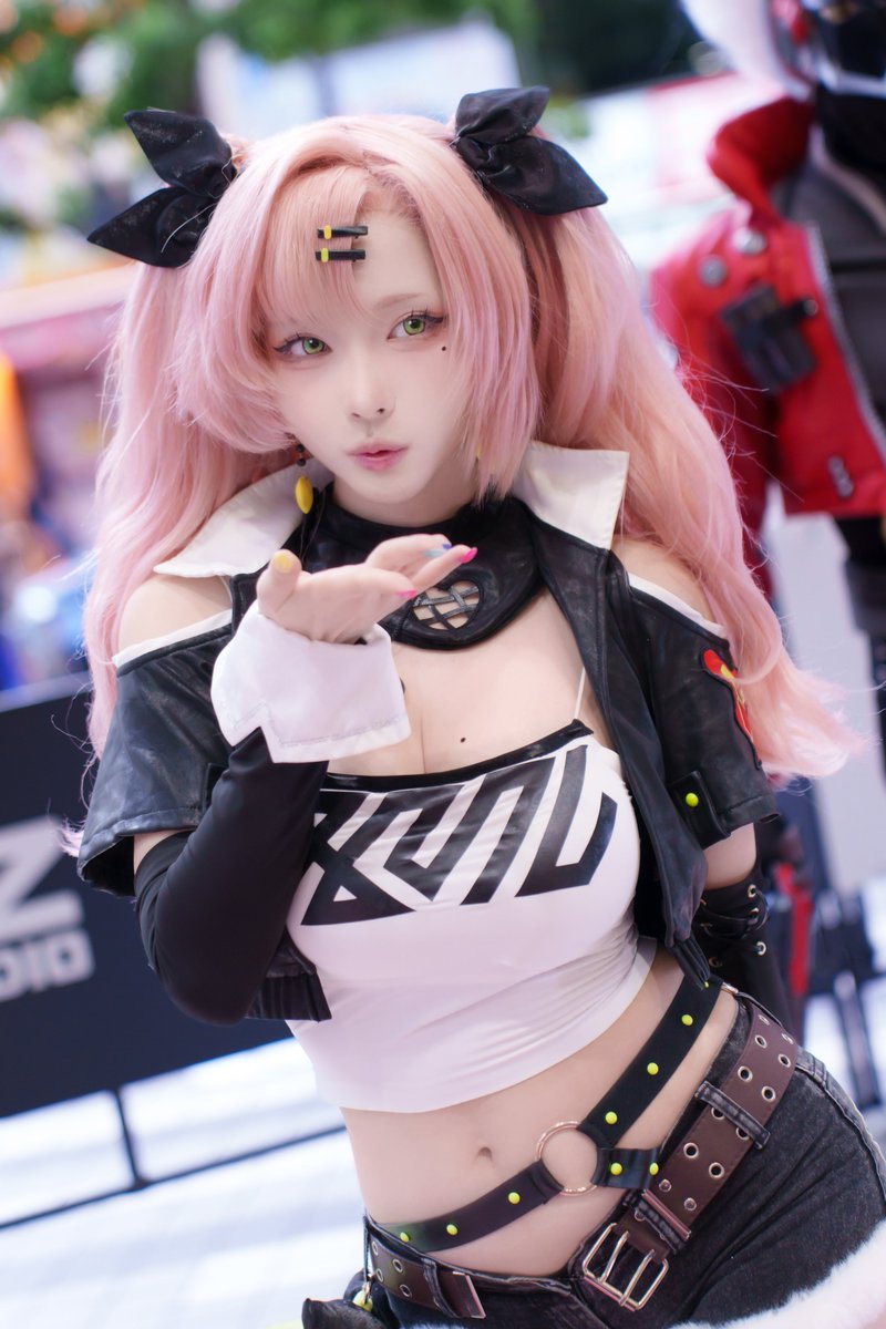 a_ryh's tweet photo. 2026.08.01
ゼンゼロ2周年 記念オフラインイベント にて

ニコ・デマラ / シスルさん(@Sithle011 )

時間経っちゃいましたが、もう少しだけ載せさせてください

ニコが可愛すぎて🥰 https://t.co/0dl5n8EAJv