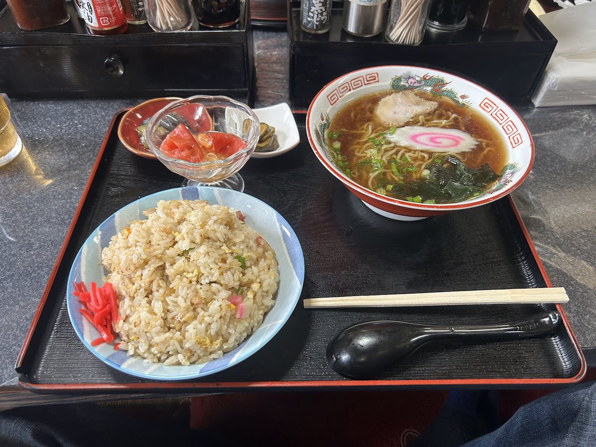 PistonSunny's tweet photo. 甲州市の花藤食堂までツーリングに行ってきました
デカ盛り��として有名なのですが、まだ食べた事無い人はこのお店唯一の標準的な普通盛りメニューであるラーメンをスープ代わりに注文してみてください
メチャウマいから https://t.co/wfYFYuvF00
