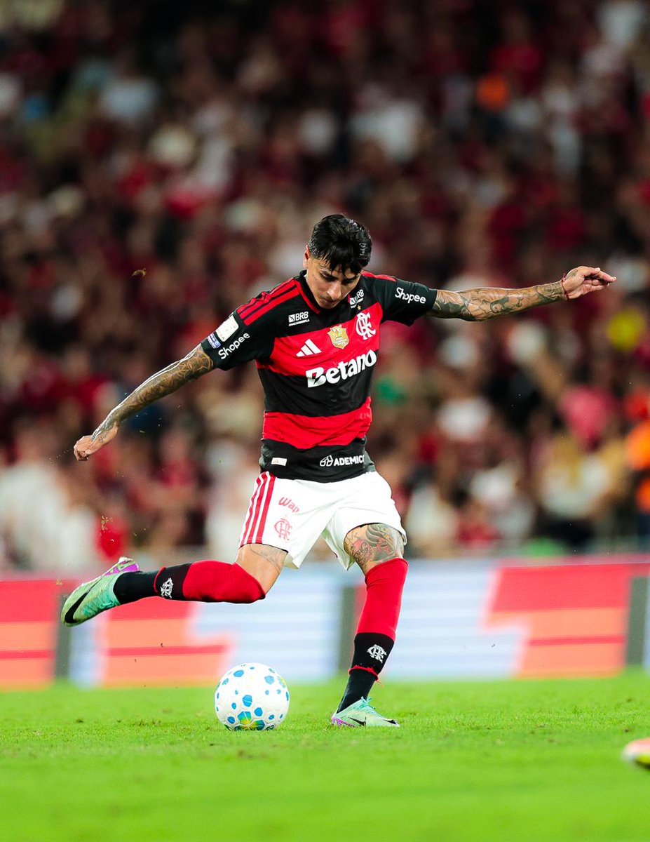 Flamengo's tweet photo. Chutou, marcou, comemorou. UM GOLAAAAAAAAÇO para abrir o placar no Maraca!

#FLAxVIT https://t.co/ZJ4TWLfDNd