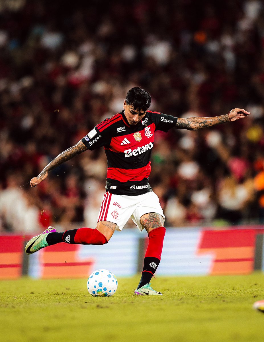 Flamengo_en's tweet photo. Spot the difference https://t.co/T9DFU7M3D7