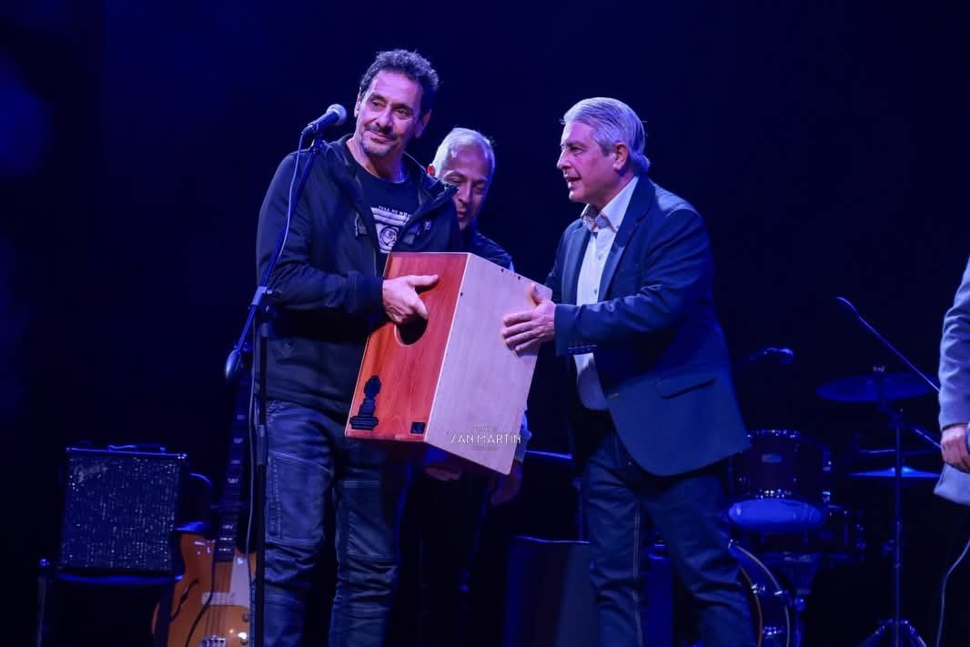 MuniPergamino's tweet photo. Un sábado mágico con dos funciones a sala llena. 

Un honor la presencia de Ricardo Mollo en la inauguración del teatro. Y también que hayan compartido unas canciones con 𝙲𝚘𝚗𝚗𝚒𝚎 𝙿𝚊𝚋𝚕𝚘 ♥️ https://t.co/qvcAIKGPpG