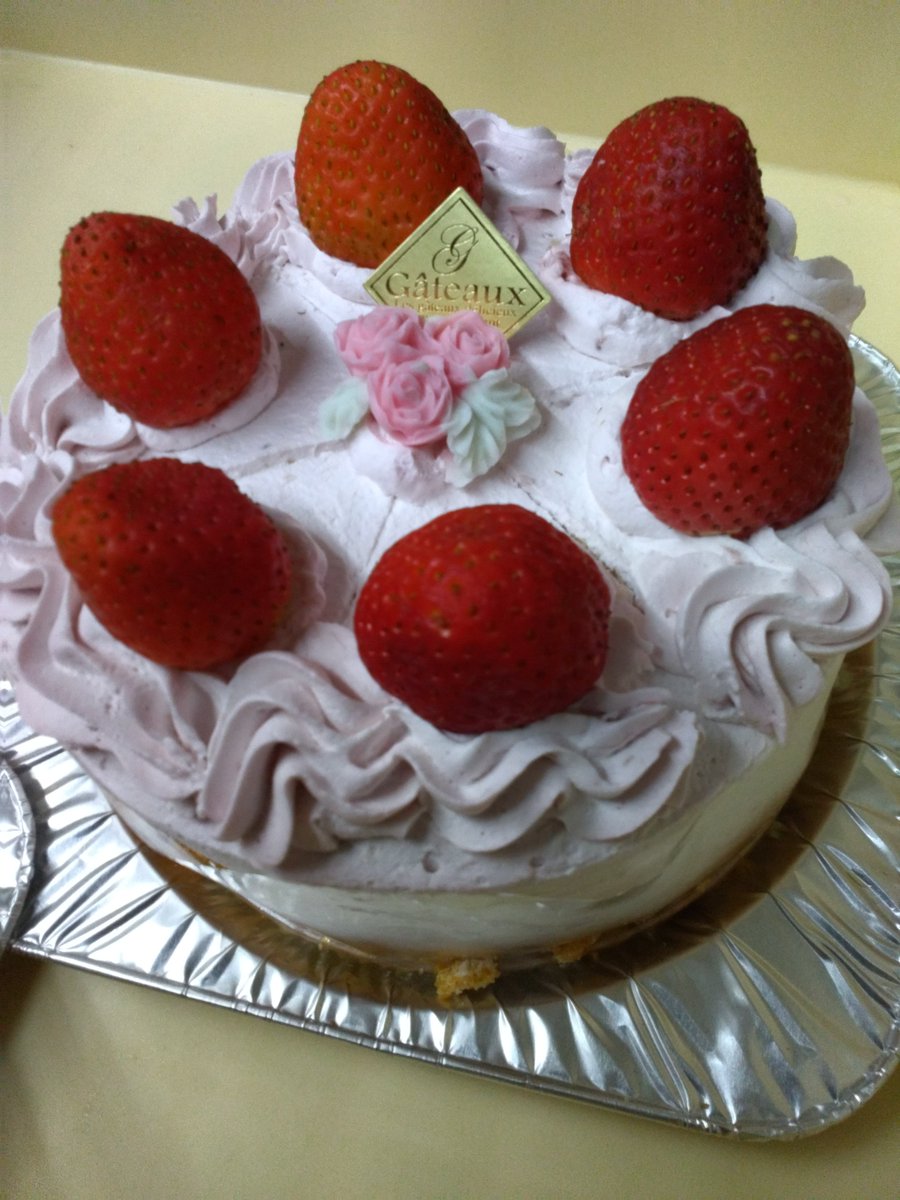 madamumonica's tweet photo. ケーキの店モニカ発！　本日のオススメケーキ！生チョコデコレーション。苺クリームデコレーション。プレートにメッセージ入ります。 https://t.co/yVGq8655Gg