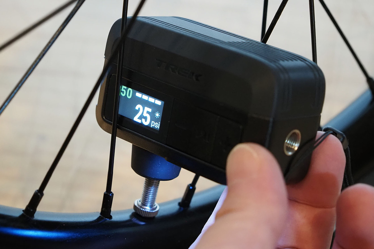 kaden_watch's tweet photo. 空気入れも電動がイイ! トレックの軽量133gモデルでフロアポンプの出番が消えた【ミニレビュー】 https://t.co/Yc1mOJiAHL https://t.co/mgVP2xXxkZ