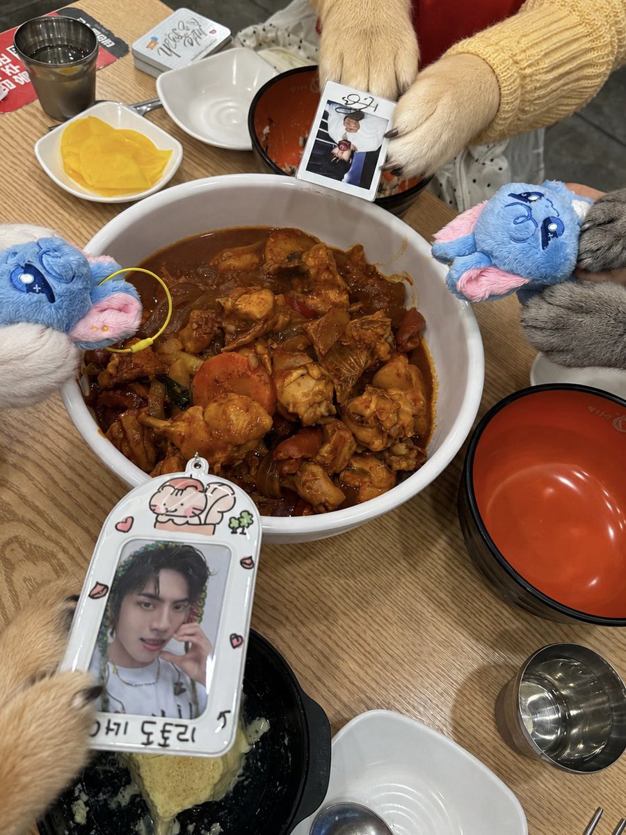 dwh_119's tweet photo. 동우 오빠가 손수 만들어주신 공연장 근처 맛집리스트 뿌시기 중 엽닭으로 스타트끊기🫡
특히 분모자랑 우삼겹 무조건 추가하라고 하셔서 바로 실천해뜸🤗엽닭 첨먹어보는데 개꿀맛 인정
이번주는 또 어딜 뿌셔볼까나~(˘▾˘~)(~˘▾˘)~ https://t.co/K6iNHRh06M