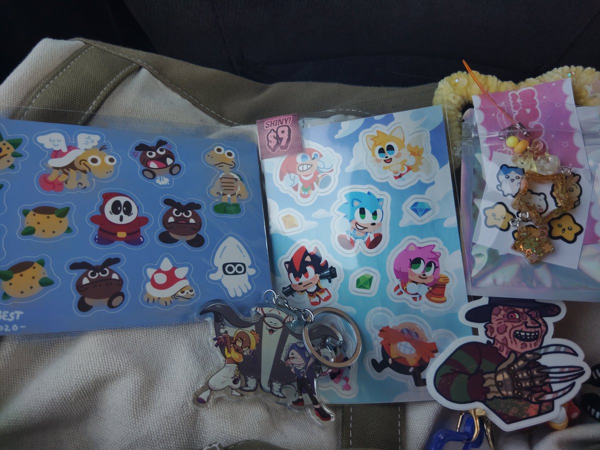 fatchudcheese's tweet photo. comic con haul https://t.co/U2sAu9obMD