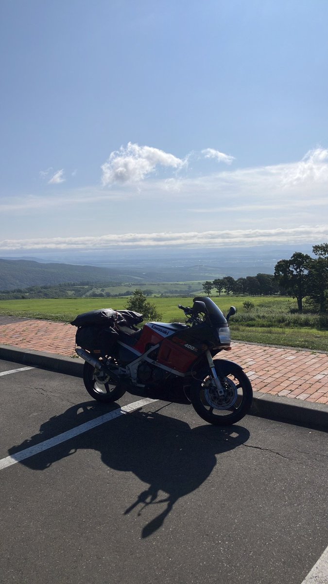 GPZ400R85D1's tweet photo. ナイタイ高原

早すぎてお店やってない
ソフトクリームはオアズケ https://t.co/b2rRetpcAW