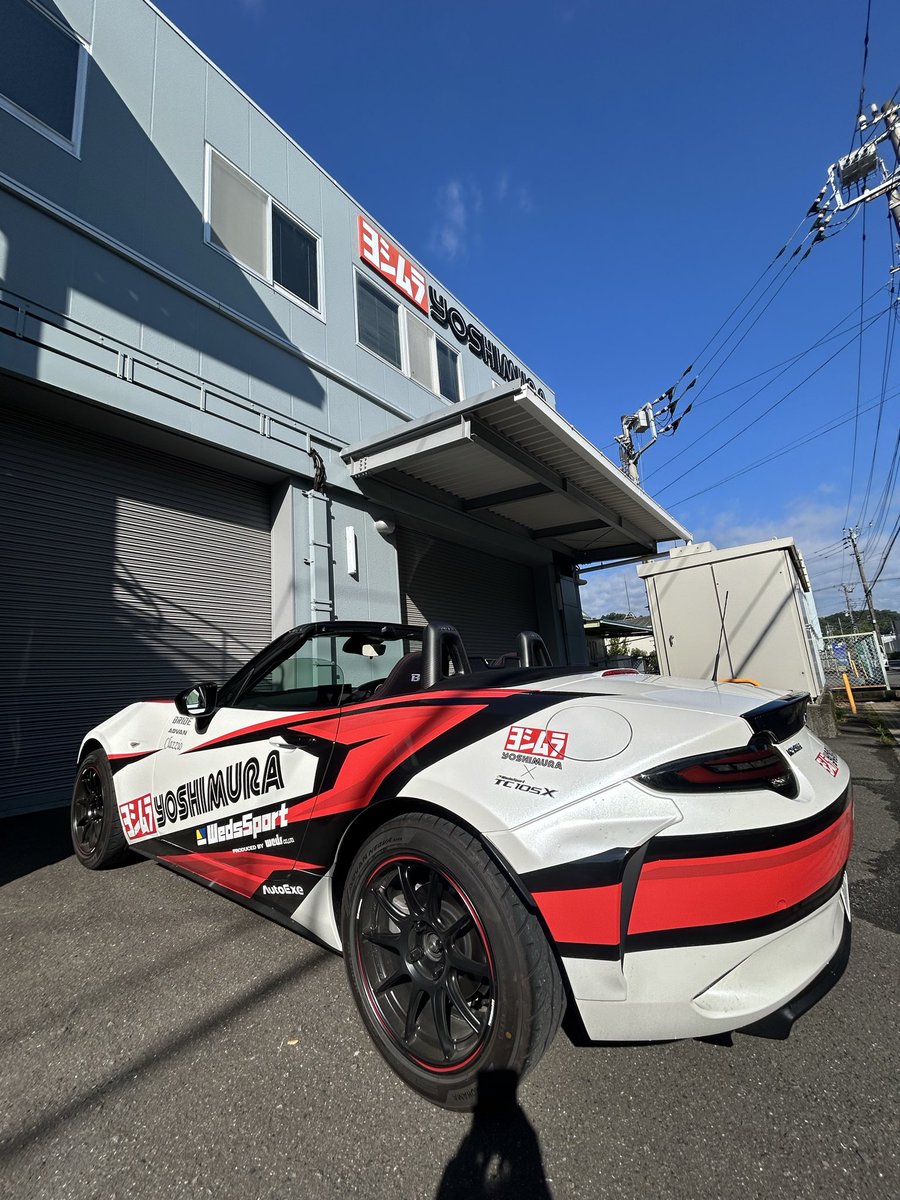 YoheiKato12's tweet photo. 週末はインプレ及び耐久試験と言う役得によりデモ車を借りて、あちらこちらを走って来ました😁
まず、この車の楽しさにビックリ😳しました。
若干トルクが物足りない、このクラスでは有りますが、それが車を操る楽しさに繋がっていると実感。
オープンカーの運転席から聞こえるエキゾーストノートは秀逸で、低音の心地良い音からスロットルに反応して吹け上がり、雑味の無い高回転がヨシムラが作った音を実感させます。
そしてエンブレで聞こえる音も最高です♪
またサスペンションのお陰か、Weds製ホイールのお陰か、細かいギャップとロードノイズを感じさせないパッケージが、ヨシムラ製エキゾーストとマッチングピッタリでした！
JQR試験も無事に合格し、12月量産予定です！
ありがとう御座いました！
#ヨシムラ
#ウェッズ
#yoshimura
#weds
#ロードスター
#NDロードスター