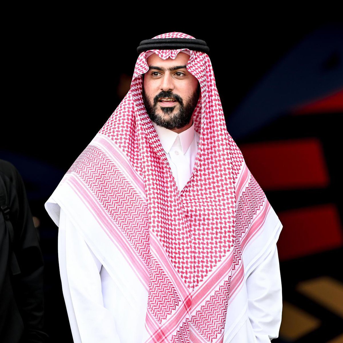 Alshehritv's tweet photo. سيعود #الشيخ شيخاً بإذن الله أيها #المالك لرُسن الجياد البيضاء القابعة حاليا في اسطبل الصحافة المعدني وهي تستعد للانطلاق مجدداً نحو المنافسة على البطولات...
وسيعود #الليث ليثاً بإذن الله أيها المروض الحكيم...
لقد عرفتك عن قرب فرأيت فيك القائد المحنك والمتمكن الداهية، والرجل الشهم، والاداري الخبير...
عندما تفرح بفوز #الشباب يفرح معك عظماء #كبير_العاصمة وعشاقه، وعندما يحزنك #الشيخ فان الحزن ذاته يحزن من أجلك...
ولانك تحملت الأمانة فإننا نحملك أيضا مسئولية الرأفة بقلبك الطيب🤍🖤
كن سالماً أيها الطوفان...
دمت ليثاً شامخاً🤲
@azizfalmalik