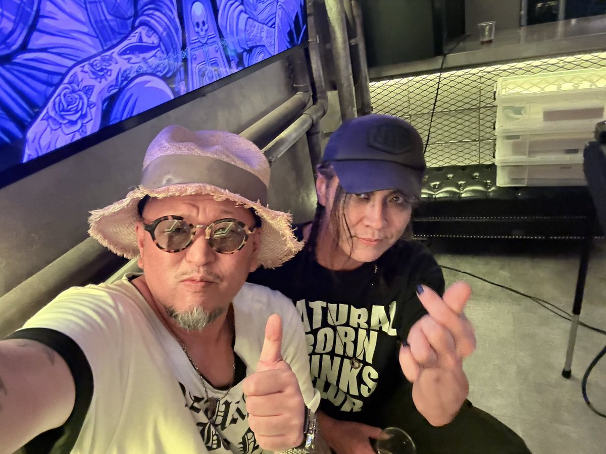 JohnnyBusiness_ tweet picture