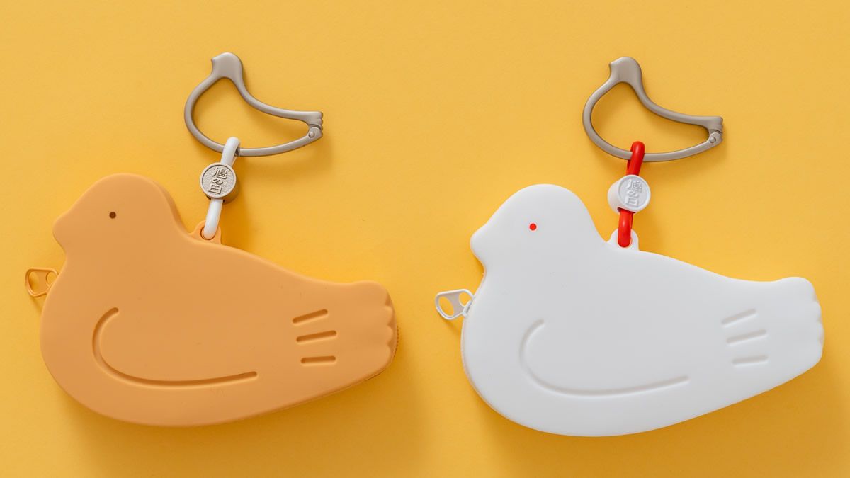 event_checker's tweet photo. 本日 8月10日は「鳩の日」✨

豊島屋から鳩サブレー1枚がぴったり入る
シリコンポーチ「はとっこ」登場

ぷっくり可愛いデザイン＆
鳩サブレー型カラビナ付き🐤

茶・白の2色展開で販売

↓ https://t.co/PFI2cUFyjn