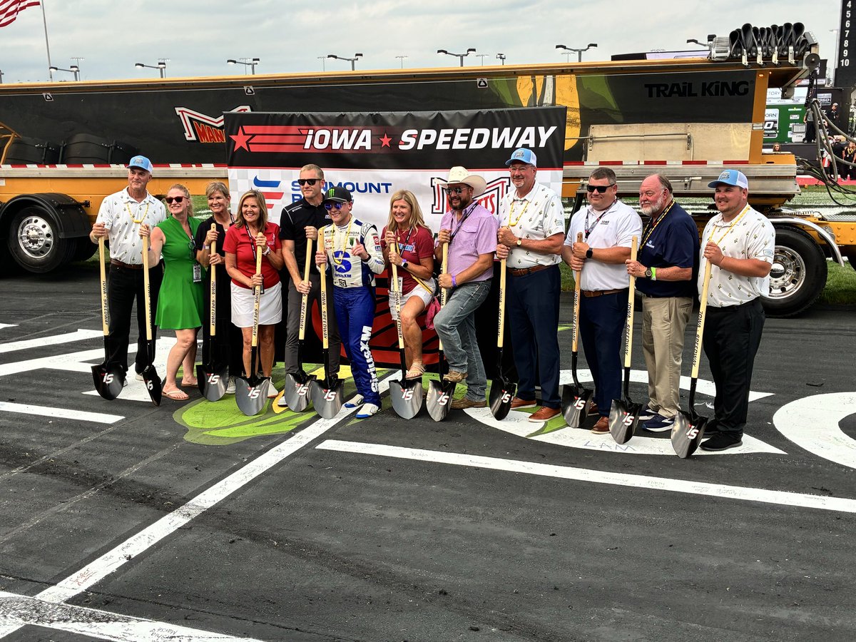 JustinParmer14's tweet photo. And with that, the repair is underway.

#NASCAR #IowaCorn350 https://t.co/SgsX4pPQTU