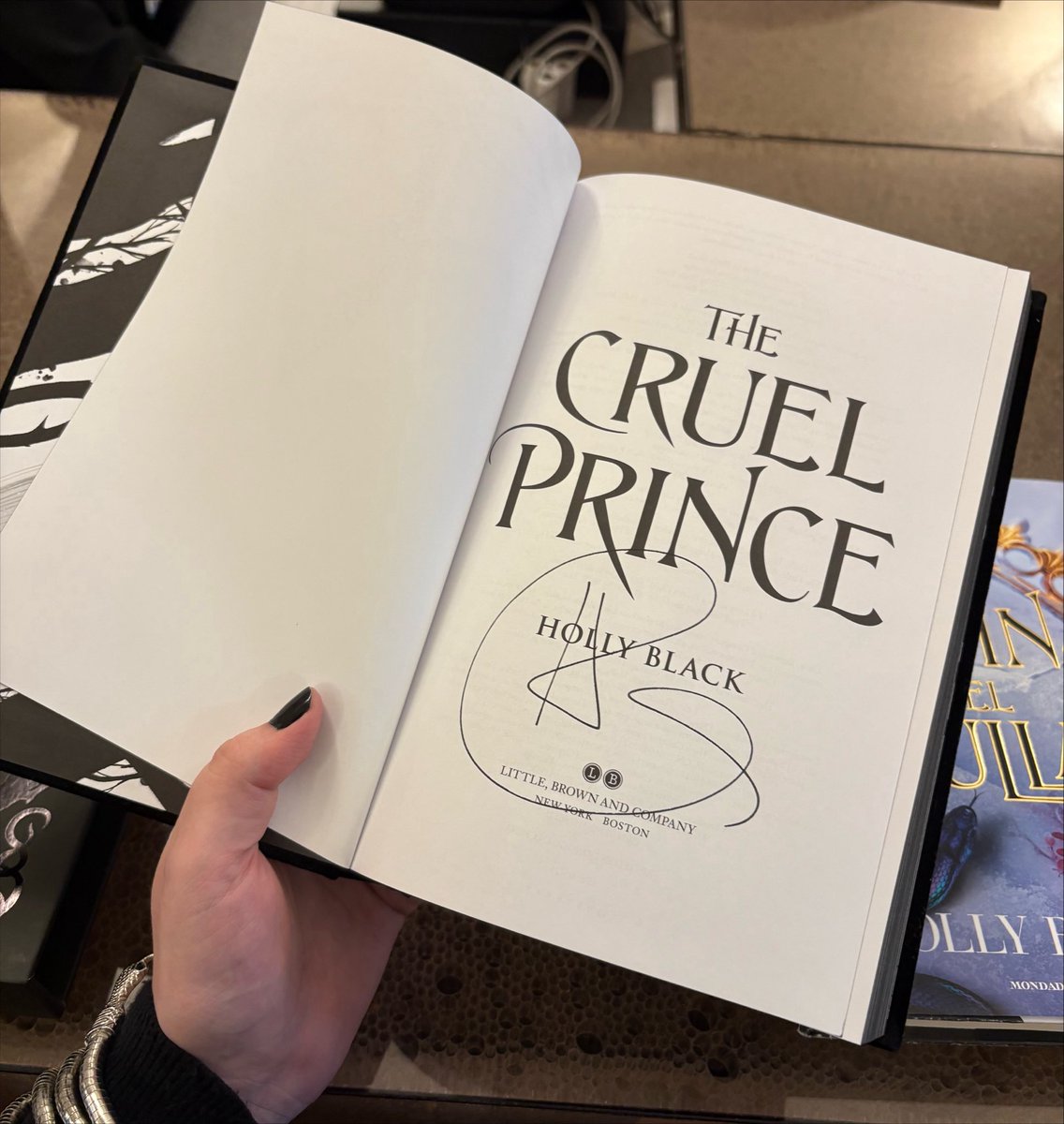 kthvinty's tweet photo. hii! i’m nyx, i’ve been posting reviews on other platforms but finally decided to join #booktwt ♡ 

٠࣪⭑ im 24, infj, and i use she/her pronouns
٠࣪⭑ i read everything but mostly fantasy, mystery and thriller 
٠࣪⭑ a fun fact uhhh i met leigh bardugo and holly black 😋 https://t.co/n5v0etKj2J