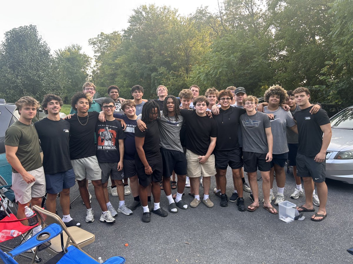 UrbanaHawksFB's tweet photo. Preseason senior cookout at coach Shoemakers was a success! 
Clock is ticking! Wednesday at Midnight⌛️
#HawkMOJO https://t.co/Esl1b3q2Xi