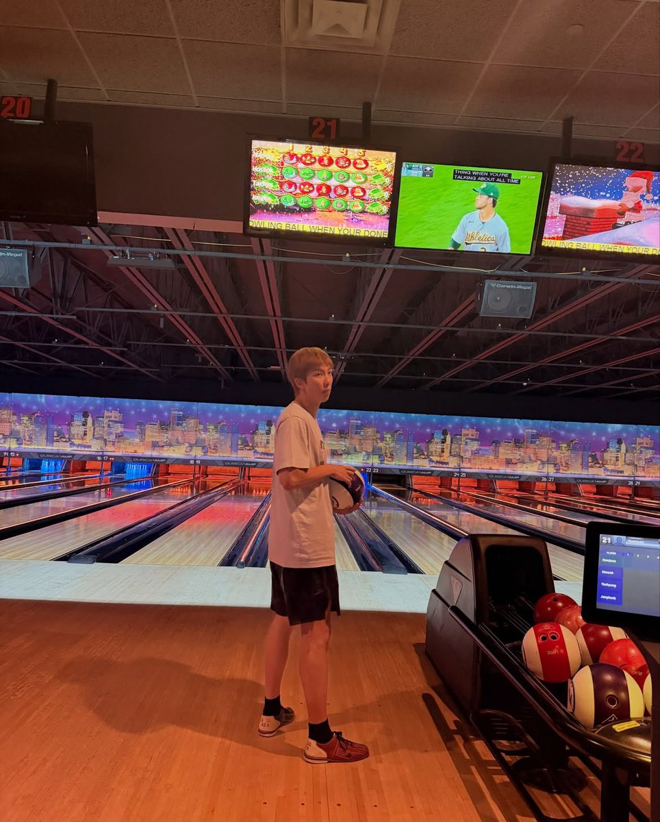 poembtts's tweet photo. taehyung capturando a un adorable jungkook dormidito y a un concentrado (y bonito) namjoon jugando a los bolos MI FAMILIAAAAA 🥺♡ https://t.co/opi1B6h6vf