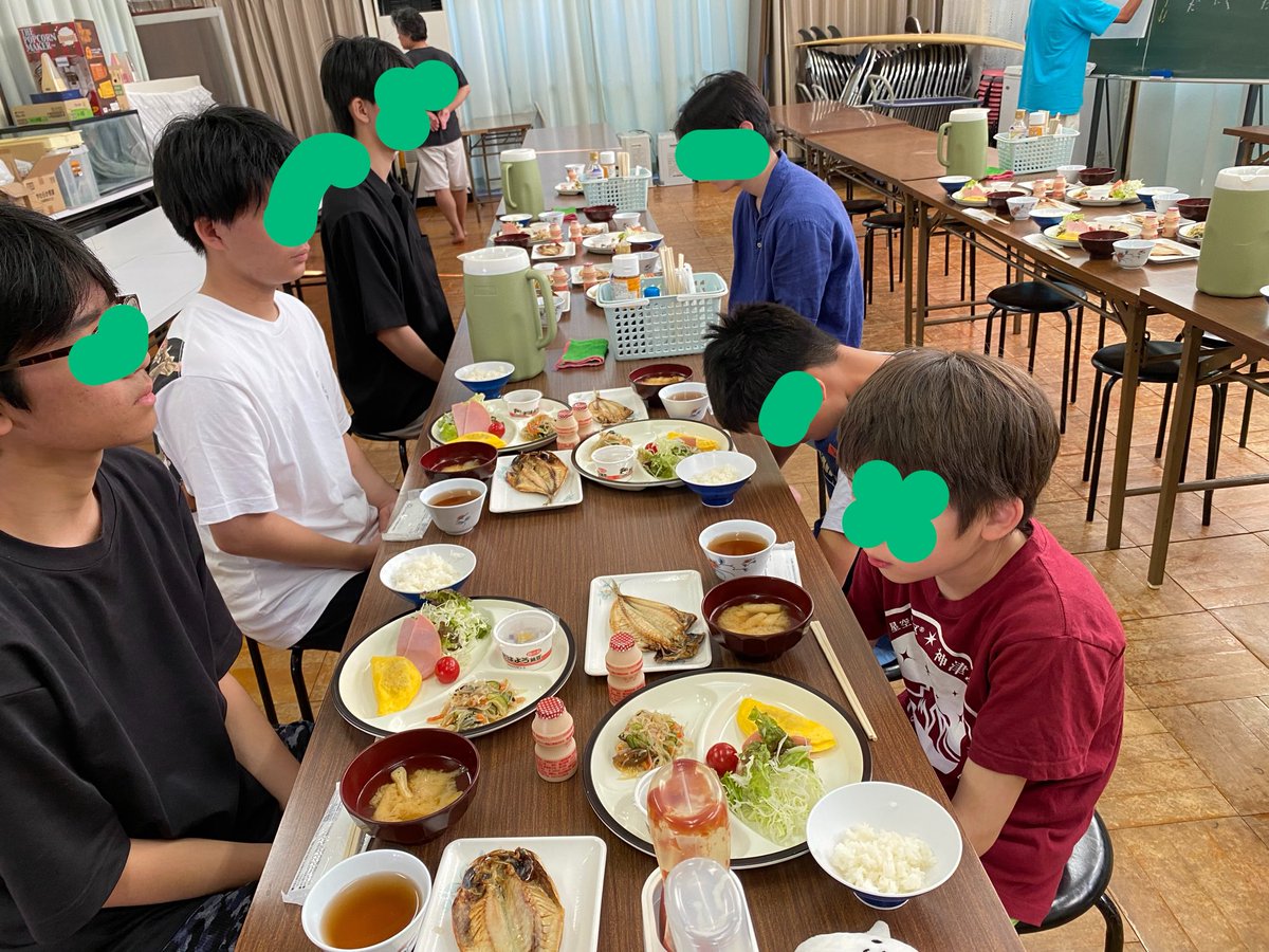 jsf_chiyoda's tweet photo. 3日目の朝会‼️良い天気です。
朝食はアジの干物とハムオムレツ納豆味噌汁…朝からバッチリです。  #千代田区海洋少年団  #夏期合宿  #3日目  #朝会  #朝食 https://t.co/kdlKIycfeQ