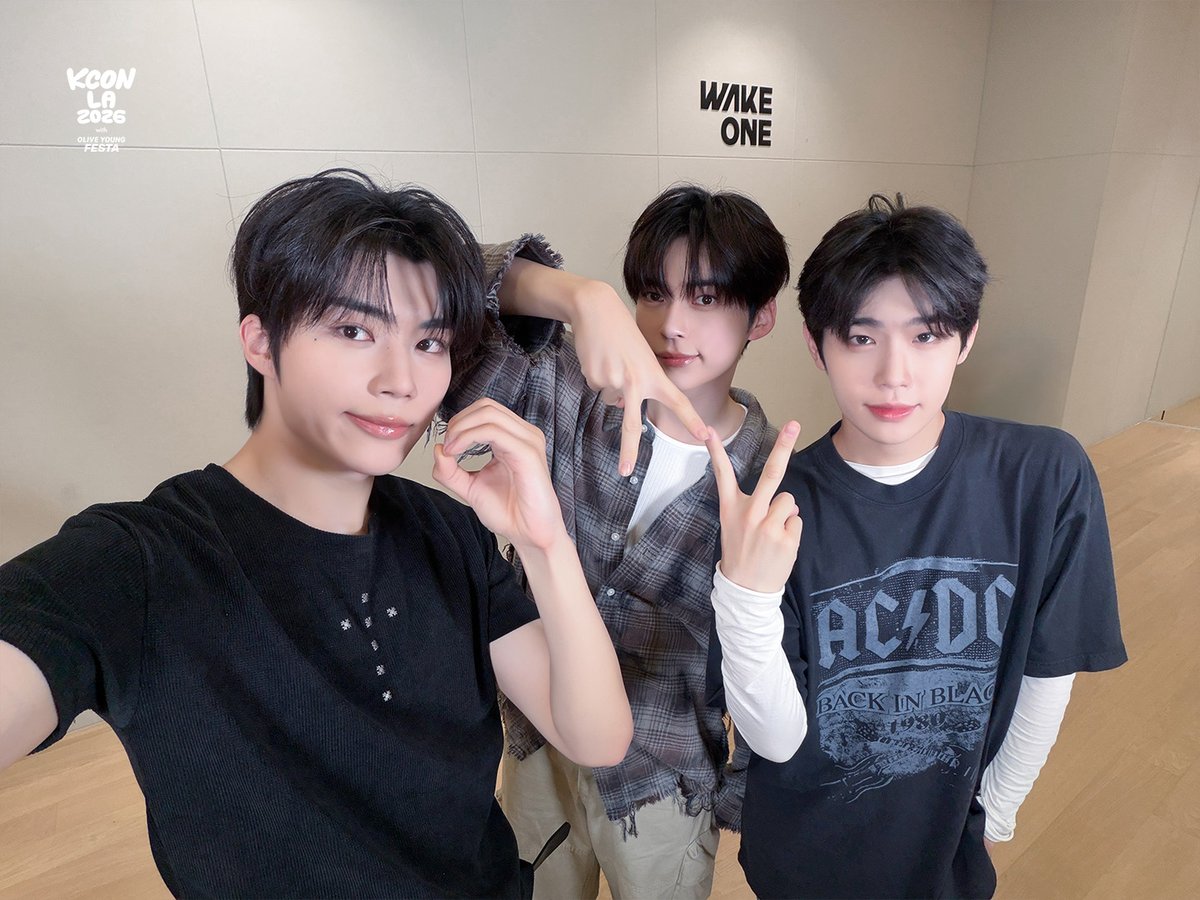 kconusa's tweet photo. [#KCONLA2026] #ZEROBASEONE CHECK-IN REWARD for KCONer! 🎁

Dear ZEROSE!
Love, ZEROBASEONE💝

-
𝐆𝐄𝐓 𝐘𝐎𝐔𝐑 𝐓𝐈𝐂𝐊𝐄𝐓 𝐍𝐎𝐖!
🎟️ https://t.co/ANYHzUuKb5

🔗Ticket Info
https://t.co/iJRABamsFz

-
KCON LA 2026
AUG 14-16
https://t.co/0wcVXgZVPl Arena, LA Convention Center

Let’s #KCON