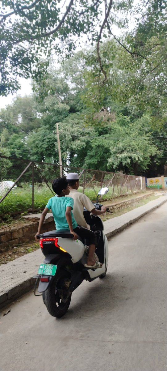 DUCKSWAMY's tweet photo. @blrcitytraffic @BlrCityPolice  please identify the owners of this vehicle and take immediate action. Kids without helmets and riding pillion and doing mad speeds in full traffic. Before something untoward happens fine the owner of this bike and issue a stern warning. https://t.co/jAXiPNl939