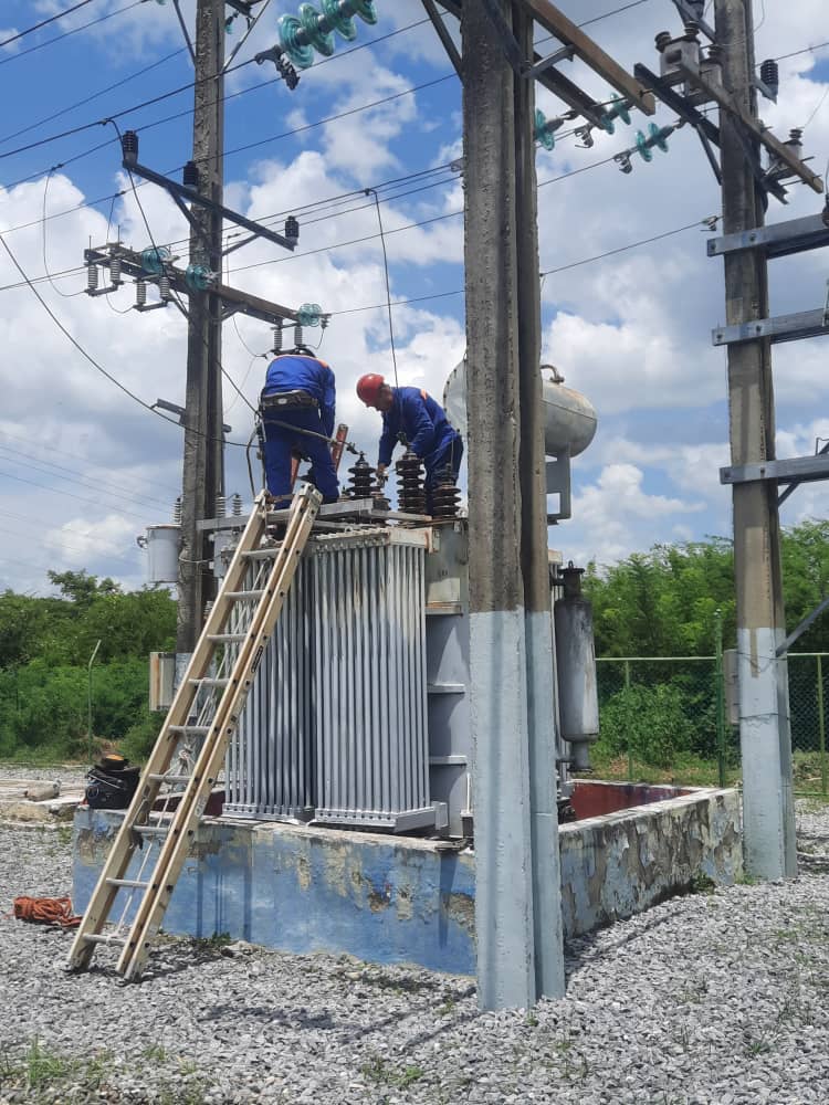 ElectricaCfgos's tweet photo. 🧑‍🔧👷💪Hoy se logró realizar el cambio de transformador de la Subestación Arimao, lográndose dar servicio a los circuitos 33 y 75. 

#EléctricosCienfuegueros #UnidosXCuba #loquenosUNEcompromiso https://t.co/d6M33qno37