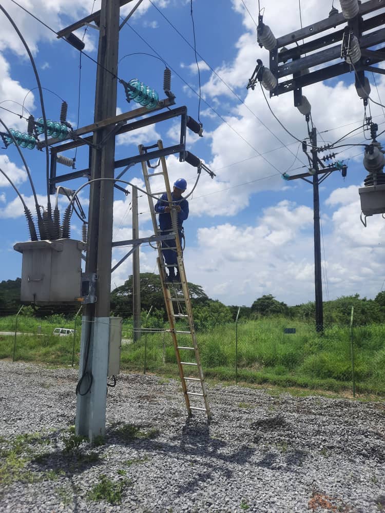ElectricaCfgos's tweet photo. 🧑‍🔧👷💪Hoy se logró realizar el cambio de transformador de la Subestación Arimao, lográndose dar servicio a los circuitos 33 y 75. 

#EléctricosCienfuegueros #UnidosXCuba #loquenosUNEcompromiso https://t.co/d6M33qno37