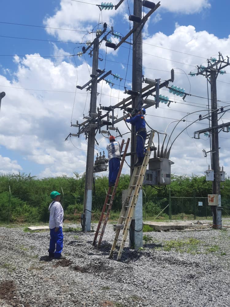 ElectricaCfgos's tweet photo. 🧑‍🔧👷💪Hoy se logró realizar el cambio de transformador de la Subestación Arimao, lográndose dar servicio a los circuitos 33 y 75. 

#EléctricosCienfuegueros #UnidosXCuba #loquenosUNEcompromiso https://t.co/d6M33qno37