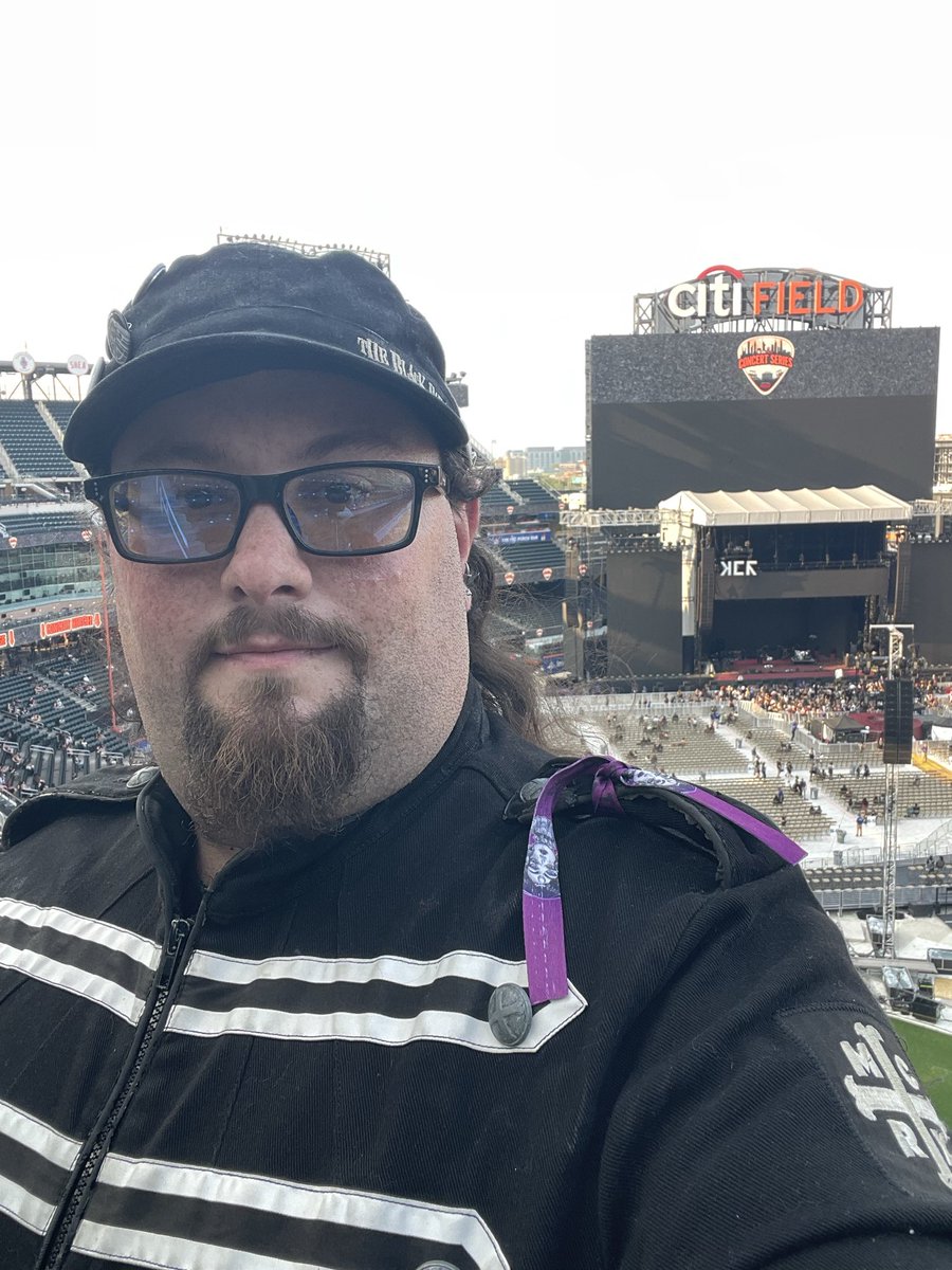 Damien_blade's tweet photo. The Black Parade marches again #MCR #MyChemicalRomance #mcrcitifield @MCRofficial @MCRmy_NY https://t.co/KdVVC5rfVC