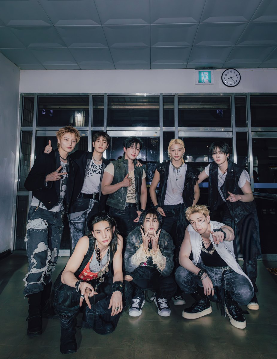 kbsworld_enter's tweet photo. "이것저것 다 잘하는" 스트레이 키즈, 신보 'THIS & THAT' 국내외 음악 차트 1위 등극! 컴백 음악 방송 활동 돌입!

- 'THIS & THAT', 국내외 실시간 음반 및 음원 차트 & 7일 자 월드와이드-유러피안 아이튠즈 앨범 등 각종 글로벌 음악 차트 호성적 기록

- 7일 KBS 2TV '뮤직뱅크'로 컴백 첫 음악 방송 무대 선사! 8일 MBC '쇼! 음악중심', 9일 SBS '2026 SBS 가요대전: SUMMER' 출격

- '유튜브 MV 트렌딩 월드와이드 1위' 타이틀곡 'This & That' 뮤직비디오 비하인드 컷 오픈! 빛나는 '글로벌 탑 아티스트' 팀 케미스트리

[사진제공: JYP엔터테인먼트]

#스트레이키즈 #StrayKids #스키즈 #SKZxClassics2024