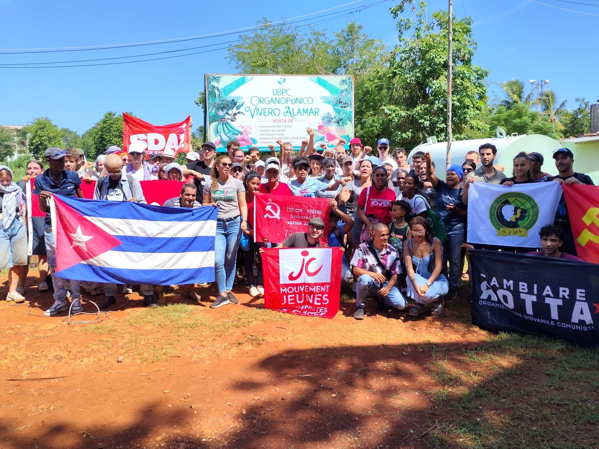 UJCdeCuba's tweet photo. Hoy nos fuimos con los muchachos de la #RedJuvenilComunitaria  de Habana del Este a un trabajo productivo en el Organopónico Vivero Alamar.

Compartimos con ellos y con la brigada juvenil internacional de solidaridad con Cuba

#UJCdeCuba https://t.co/9kfeanzgzi