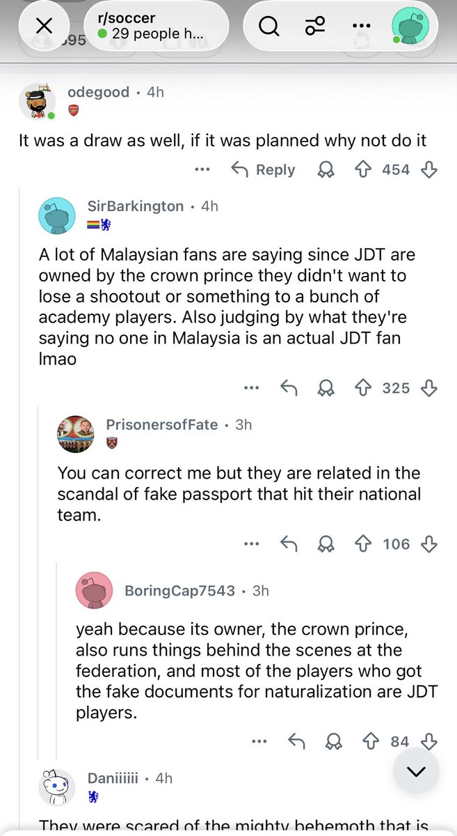 Kendogdoll's tweet photo. Now dah masuk r/soccer main page. 

Alamak passport scandal pun dorang tuduh JDT involve. 
Also petik nama crown prince Johor. https://t.co/g3DwbfcqrZ