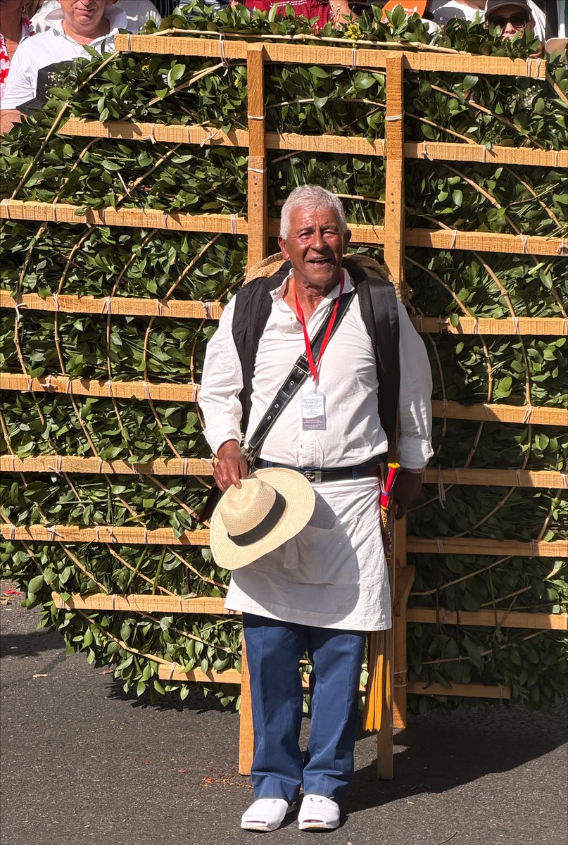 MeliEusse7's tweet photo. El desfile de silleteros es orgullo para los Antioqueños, es honrar la tradición, la cultura y el amor con el que miles de familias mantienen vivo este legado.
#FeriaDeFlores https://t.co/ewg6lrACpb