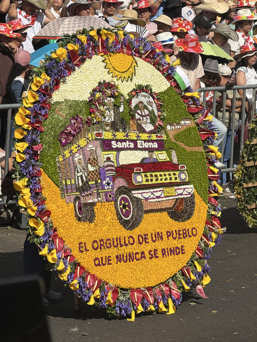 MeliEusse7's tweet photo. El desfile de silleteros es orgullo para los Antioqueños, es honrar la tradición, la cultura y el amor con el que miles de familias mantienen vivo este legado.
#FeriaDeFlores https://t.co/ewg6lrACpb