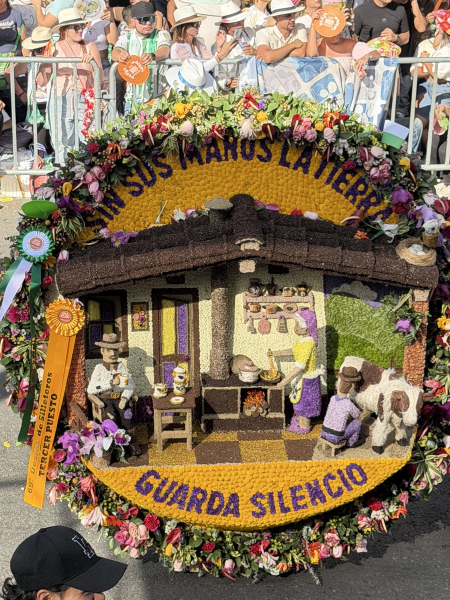 MeliEusse7's tweet photo. El desfile de silleteros es orgullo para los Antioqueños, es honrar la tradición, la cultura y el amor con el que miles de familias mantienen vivo este legado.
#FeriaDeFlores https://t.co/ewg6lrACpb