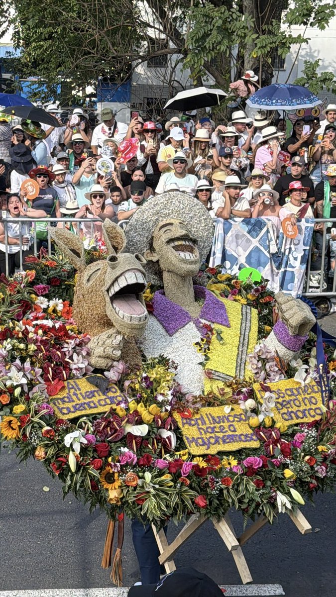 MeliEusse7's tweet photo. El desfile de silleteros es orgullo para los Antioqueños, es honrar la tradición, la cultura y el amor con el que miles de familias mantienen vivo este legado.
#FeriaDeFlores https://t.co/ewg6lrACpb