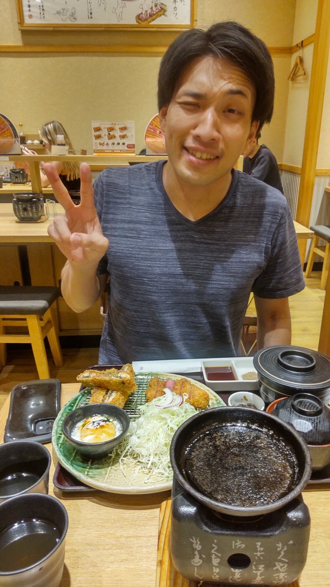 Take_Sound1347's tweet photo. 昨日は肉笑ライブにお越しくださったお客様ありがとうございました！

差し入れもスゴく嬉しいです♪

ライブ終わり、夜勤前になに竹日本語学校在籍の藤田おいなりくんとご飯☆

R-1の決勝で「稲荷寿司の悪魔」ネタを披露出来るよう全力でサポートします！

おいなり！！！！！！！！！！！！！！！！ https://t.co/1Ql4fidp5J