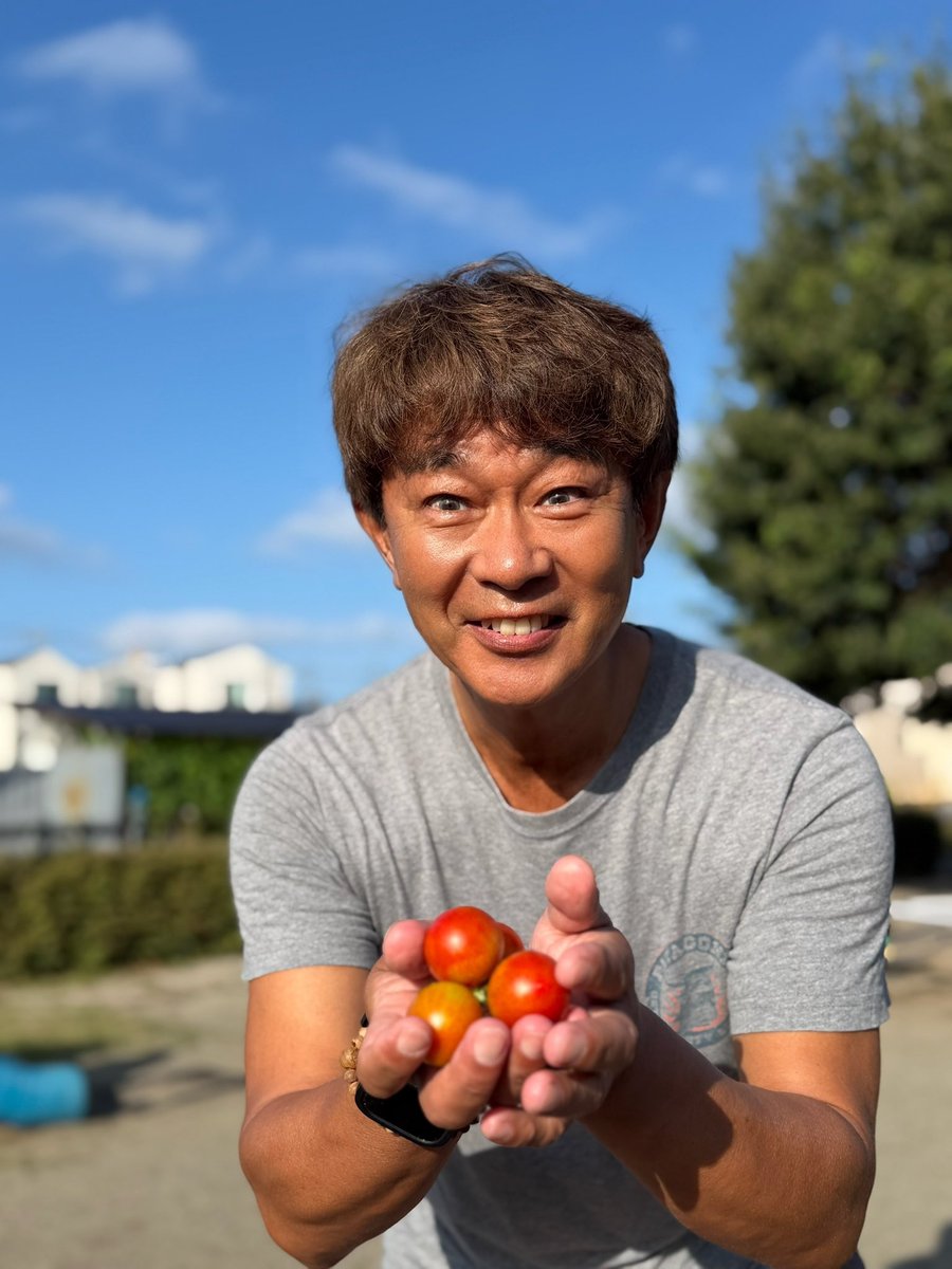 rikibodei's tweet photo. アーシング､裸足でラジオ体操しました。

水道で足を洗う感覚に､
少年時代を思い出します。

ニーチェ哲学の「運命愛」。

起きることの良し悪し、そのすべてを
「これが私の人生だ」と肯定すること。

過去は変えられない。
でも、その意味は
これからの生き方で変えられる。

家庭菜園のトマトをいただきました。

毎日観るお寺の上には､青空です。

#ラジオ体操
#アーシング
#少年時代
#ニーチェ
#運命愛
#小林リキ
