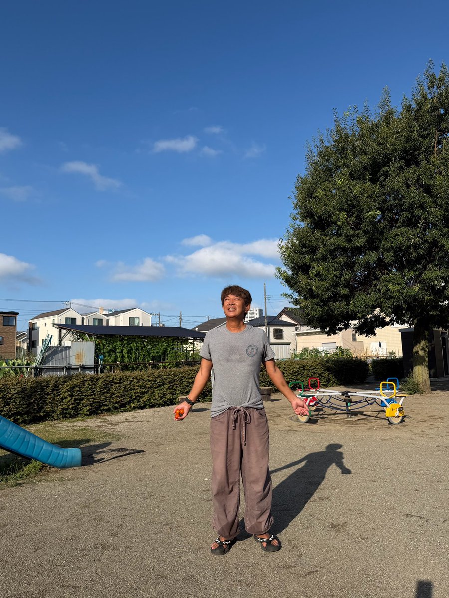 rikibodei's tweet photo. アーシング､裸足でラジオ体操しました。

水道で足を洗う感覚に､
少年時代を思い出します。

ニーチェ哲学の「運命愛」。

起きることの良し悪し、そのすべてを
「これが私の人生だ」と肯定すること。

過去は変えられない。
でも、その意味は
これからの生き方で変えられる。

家庭菜園のトマトをいただきました。

毎日観るお寺の上には､青空です。

#ラジオ体操
#アーシング
#少年時代
#ニーチェ
#運命愛
#小林リキ