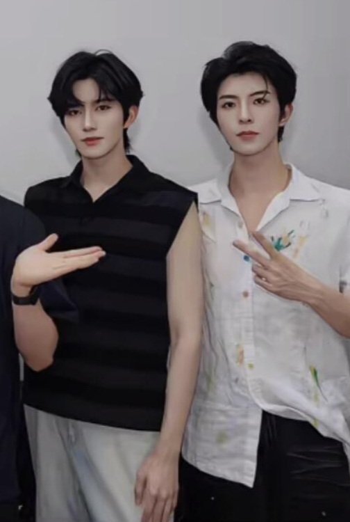 YanMety's tweet photo. @lecychan_ @maxiietaxiie Ijin ikutan kak🙏💜
Alasan ku suka XingQiu yg pasti visual dan bakat mereka tp selain cakep dan berbakat mereka itu pasangan yg serasi, mau belajar dan berkembang bersama, gak ada yg ingin menonjol sendiri,Mereka saling mendukung dan memperhatikan satu sama lain bahkan hal kecil https://t.co/44A07Us4ft
