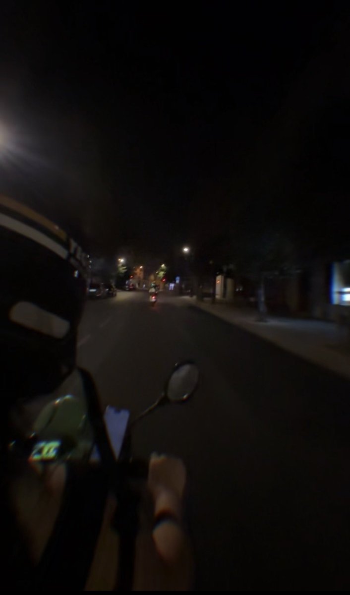 jena2h's tweet photo. On a découvert les scooter en libre service sur Paris avec ma copine faite attention quand vous traversez mtn 👹 https://t.co/U1qCgszZkn