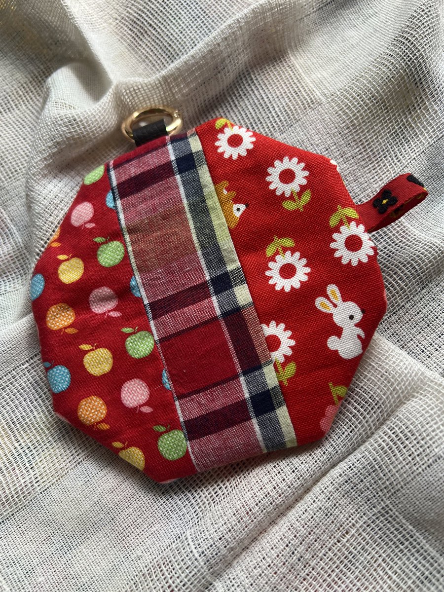 marchworks's tweet photo. 六角パッチワークポーチ「のあそび」🌿

原っぱを思わせる素朴なお花の中に、小さな動物たちがかくれんぼしているような柄から、この名前をつけました。

お気に入りは大きく柄を出した背面の布合わせ❤️

小さなポーチにも、布合わせの楽しさを詰め込んでいます。

#ハンドメイド #パッチワーク https://t.co/z0Zj8g5ZvO