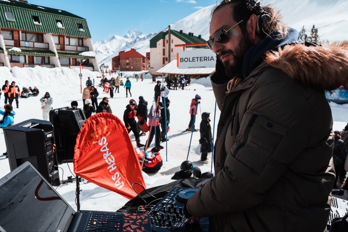 lopresti_lh's tweet photo. 🏔️ La montaña es uno de nuestros mayores orgullos y queremos que cada vez más mendocinos y turistas elijan Las Heras para disfrutarla.

Este fin de semana vivimos Sunset Somos la Montaña en Penitentes: música, productos regionales, actividades y el tradicional descenso de antorchas en plena Cordillera de los Andes.

Seguimos generando propuestas para mostrar todo lo que tenemos y potenciar el turismo en nuestra Alta Montaña.

#SomosLaMontaña #GenteTrabajadora