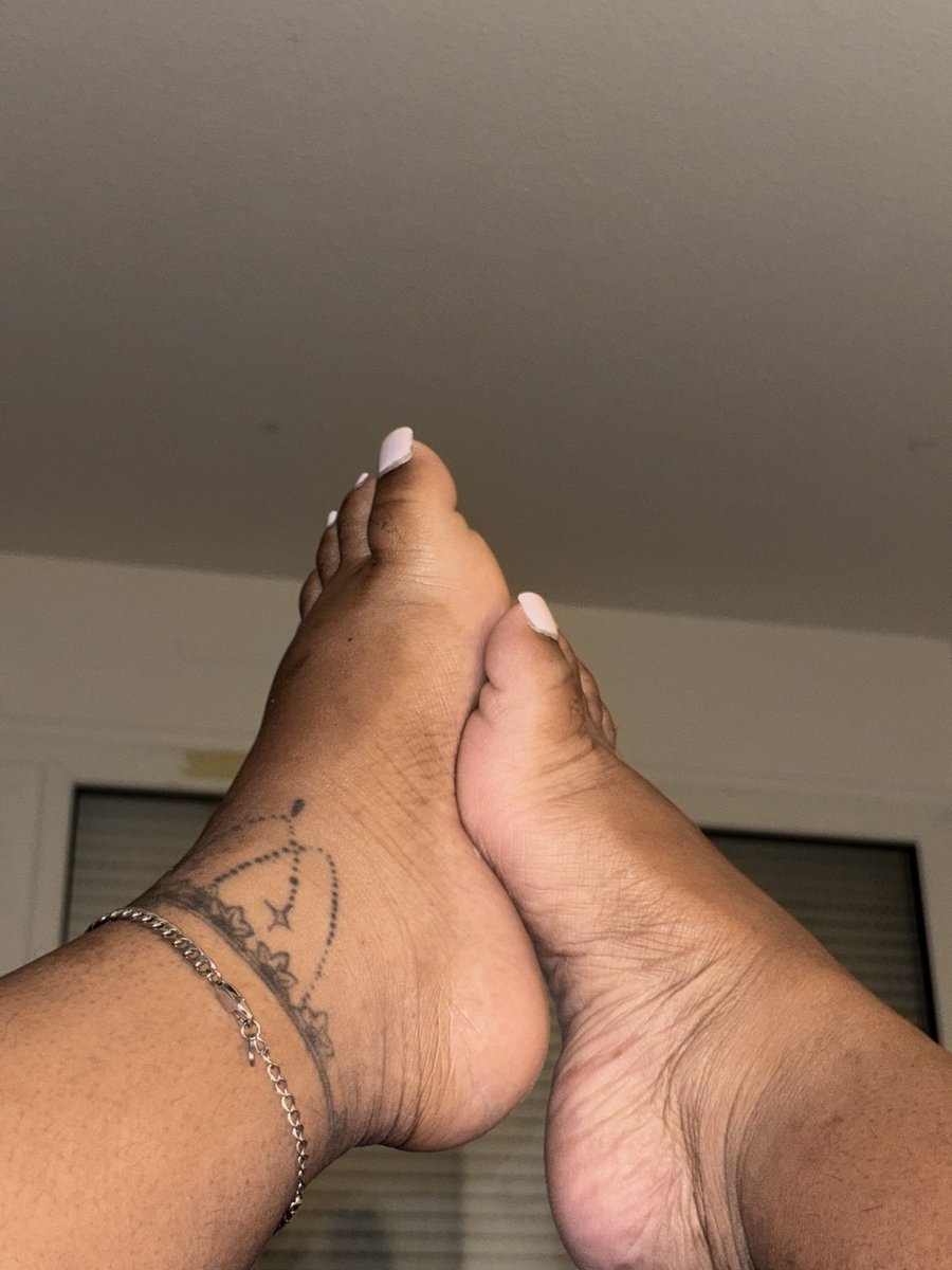 LeslyStClair's tweet photo. The size difference is insane!! BUT they cute though 😏🥴
#prettyfeet #cutefeet #swollenfoot #feetfetish #pedicurecontent https://t.co/Avba6wmwAQ