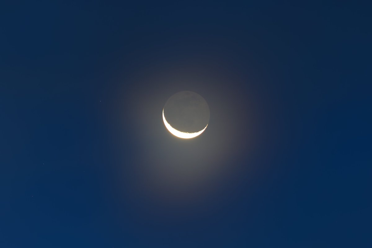 moonsystem's tweet photo. 2026-08-10 04:16 - 04:21 #旧暦六月二十七日
#二十七夜月
日が暮れてから激しい雷雨が続き未明まで雲が多く今夜の撮影は諦めていましたが3時を過ぎてから雲が途切れ始めます。
4時を過ぎると月が姿を現しましたが夜明けが迫り忙しく撮影しました。
@MoonHourSocial #MoonHour™ https://t.co/cHAWSY1reP